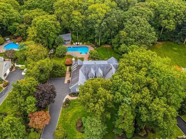 11 S Equestrian Court, Hauppauge, NY 11788