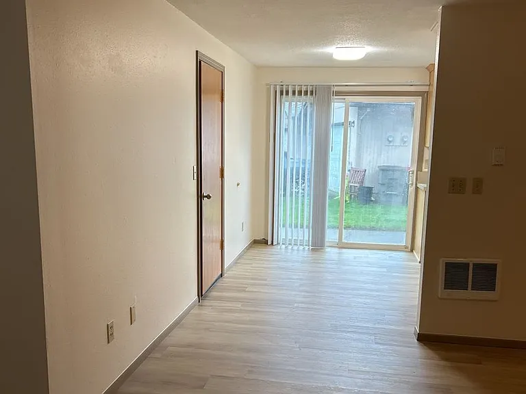 125-27 NE Kingwood Dr — Photo 3