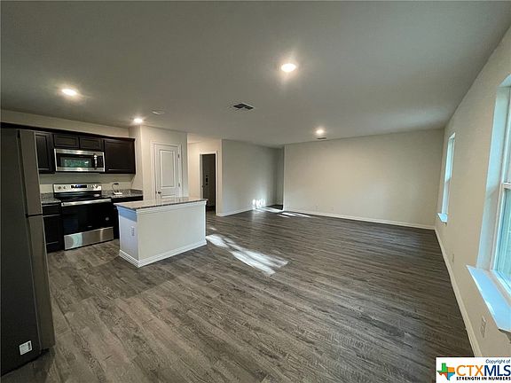 4th image of 422 Aguila St