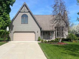 1048 Hazelwood Ct, West Bend, WI 53095