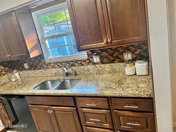 5th image of 15470 Parkwood Dr N