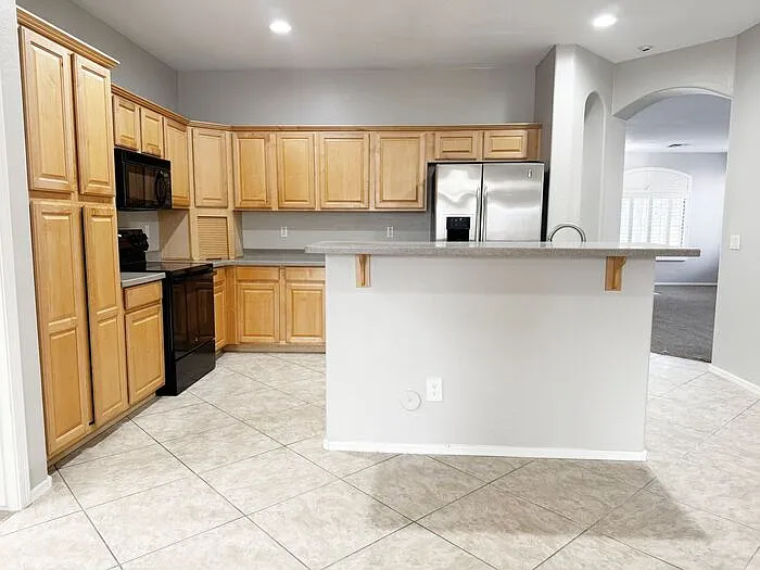 2421 W Ellis St — Photo 14
