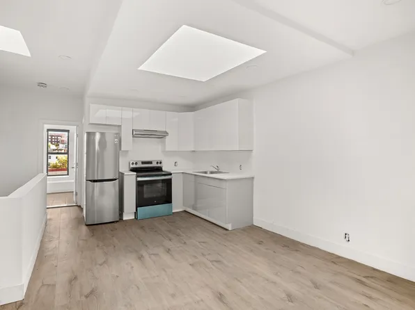 1042 Hall Place image 2 of 15