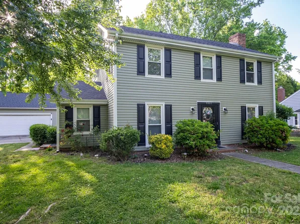 9801 Kent Village Dr, Charlotte, NC 28269