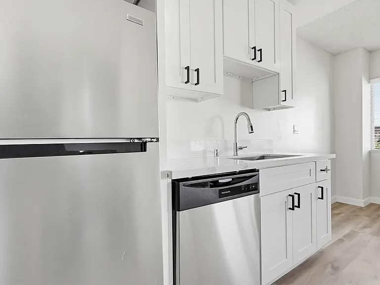 Apartment Building in Park Mesa Heights with Laundry On-Site and Parking — Photo 10