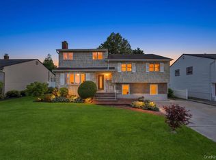 11 Edgewood Dr, Hicksville, NY 11801