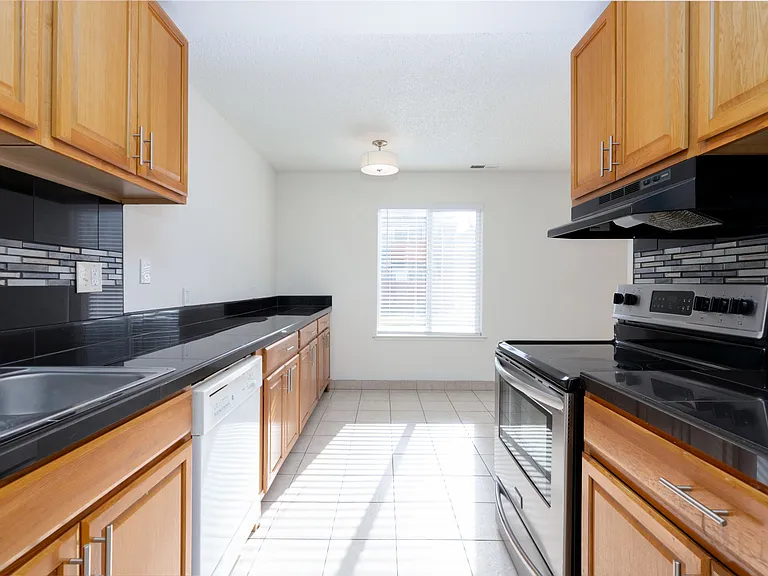 4606 Neil Rd #185 — Photo 9