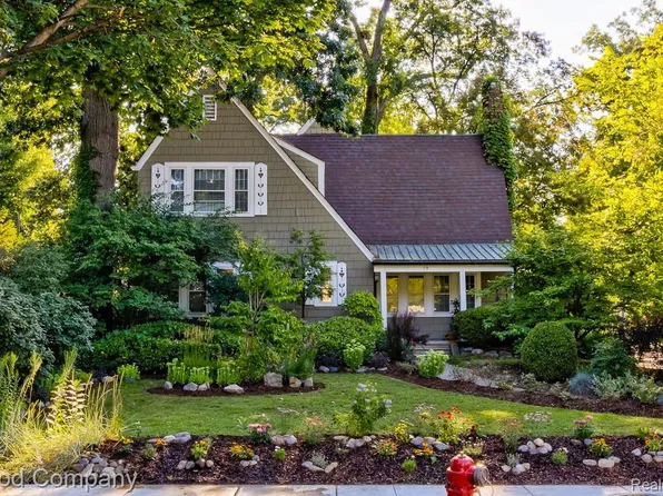 19 Oakdale Blvd, Pleasant Ridge, MI 48069