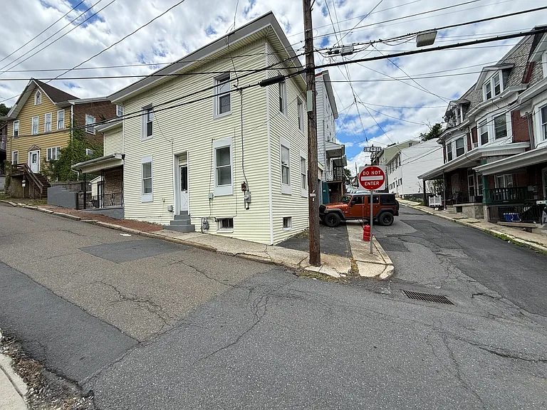 301 S 2nd St — Photo 2