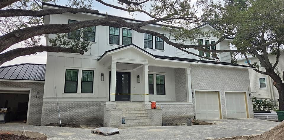 1st image of 690 Geneva Pl