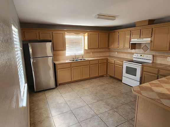 Kitchen with eat in counter.