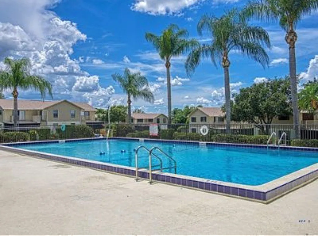 Par for the Gold Coast. Golf, pickle ball, Tennis. 1 mile to ICW boat ramp. Quiet community 2 pools. — Photo 3