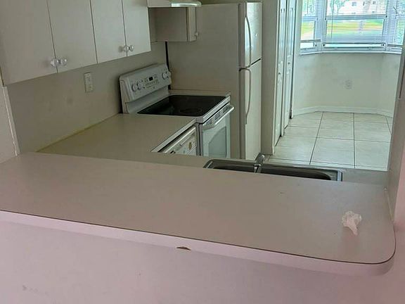 5th image of 2621 SE 12th Rd Unit 202-1