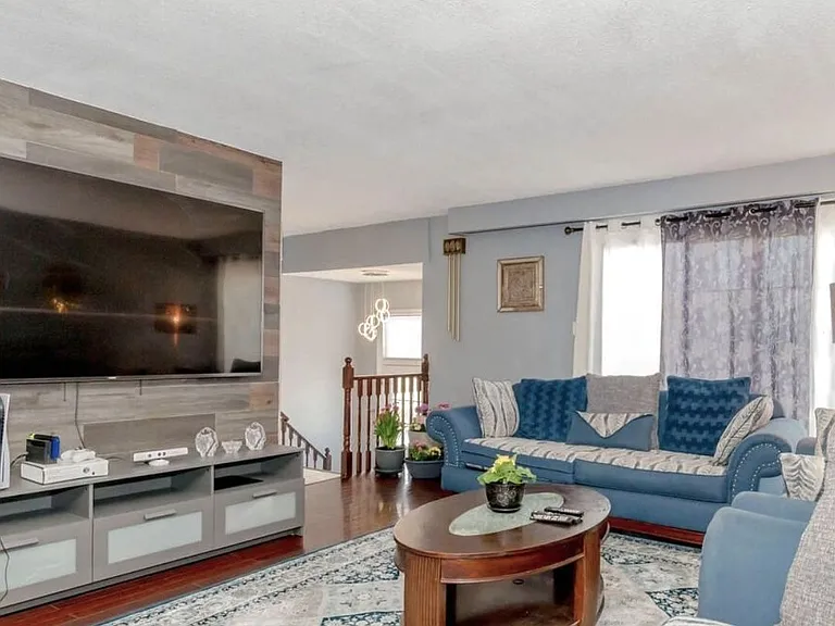 18 Hockley Path #UPPER — Photo 3