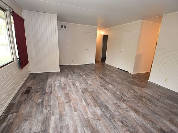 3rd image of 3733 Whitcomb Ave