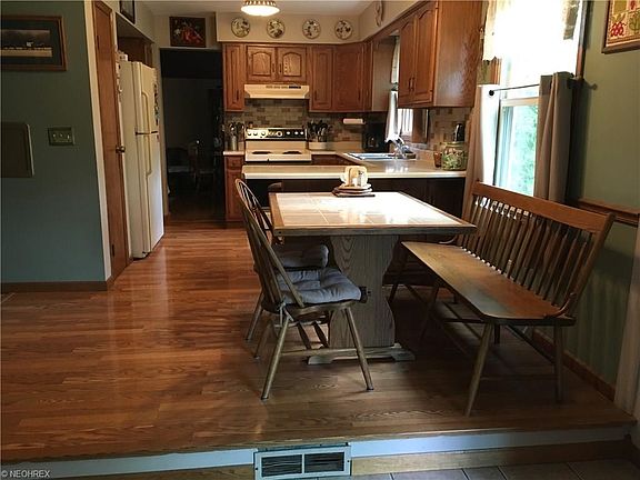 5th image of 3917 Greenmont Dr SE
