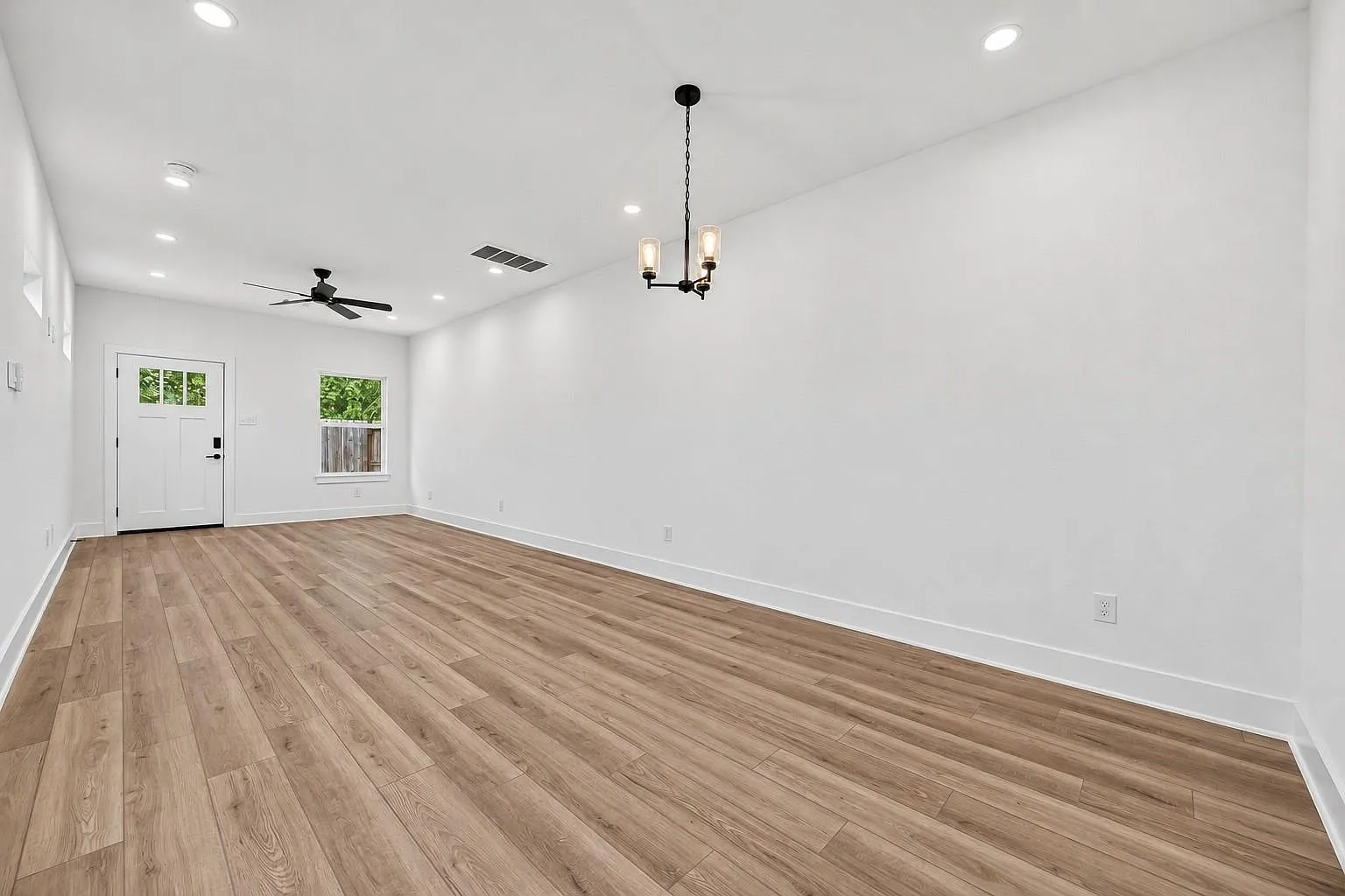 3 bed, 2.5 bath, 1644 sqft, $1,795 — Photo 3