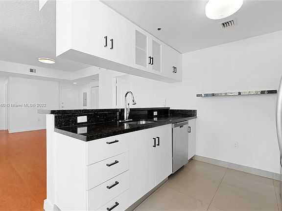 4th image of 601 NE 23rd St #1606