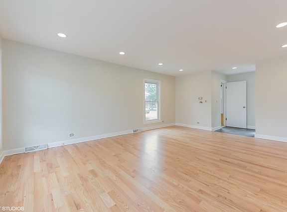 4th image of 8320 Tripp Ave