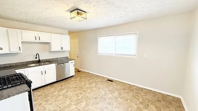 3 bed, 1.0 bath, 999 sqft, $1,385 — Photo 4