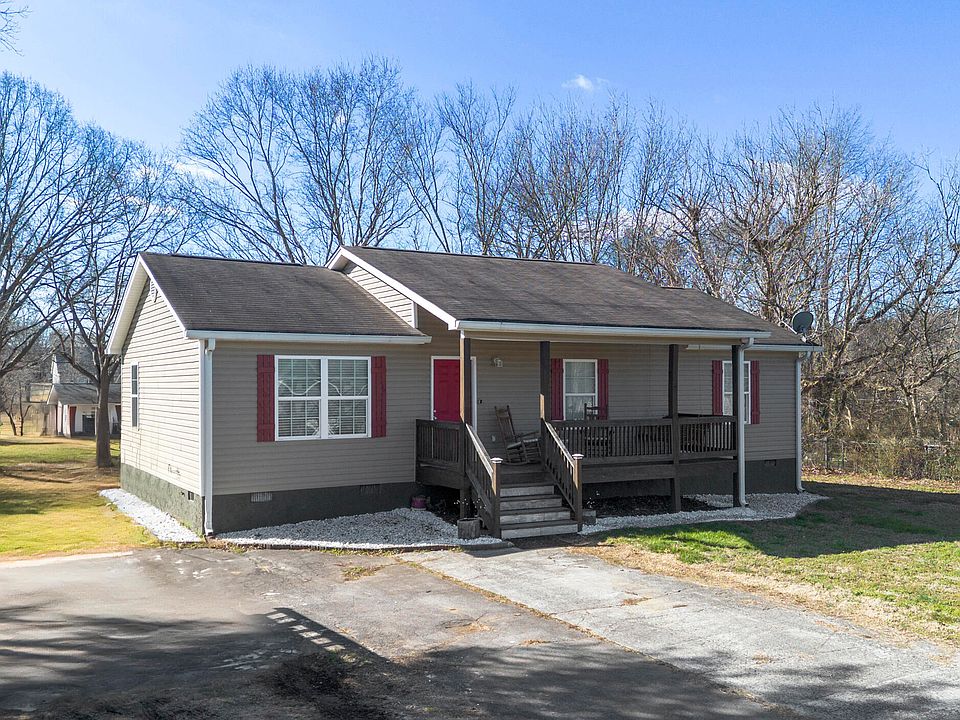 1st image of 630 Cedar Dr SE