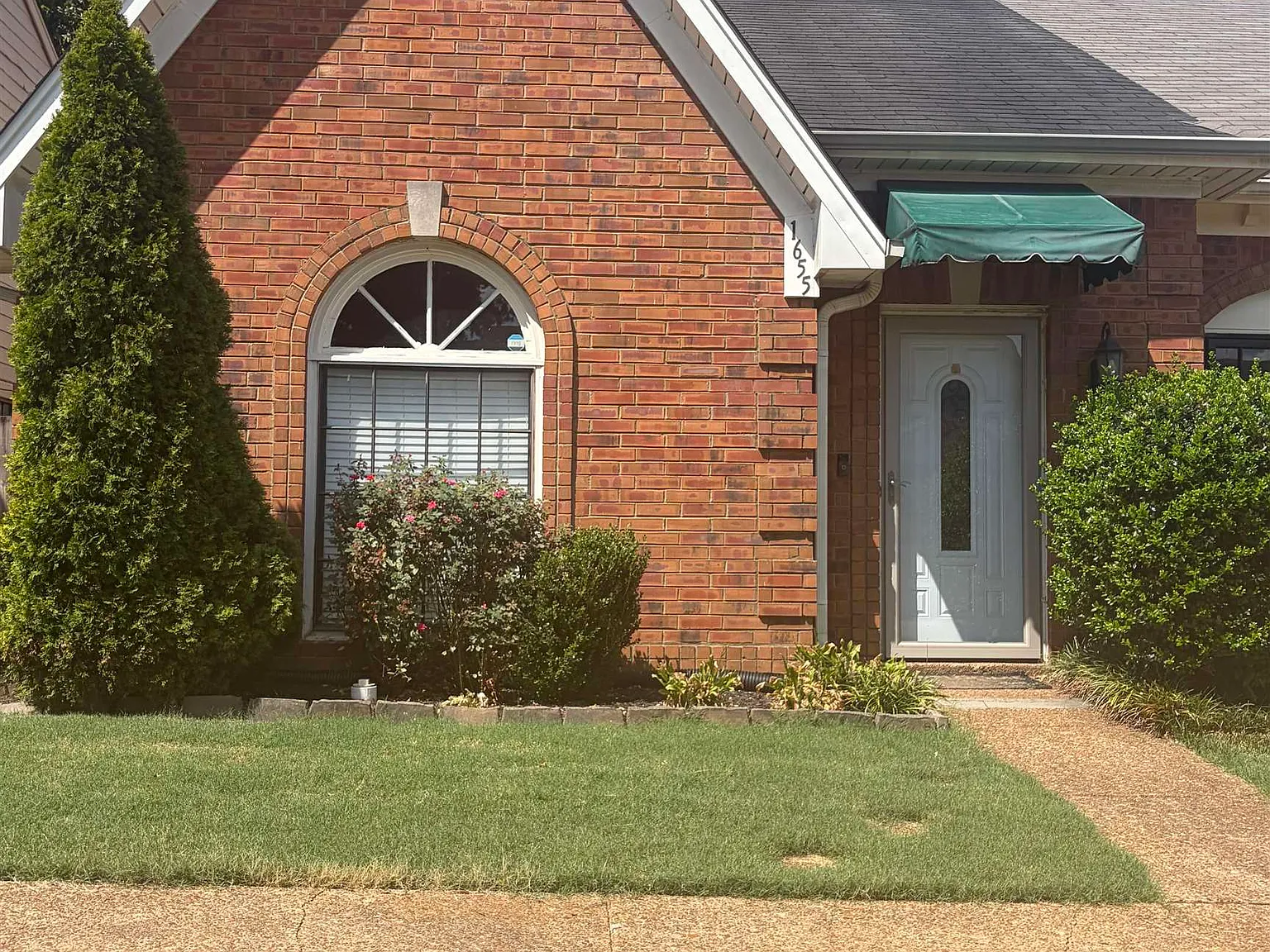 3 bed, 2.0 bath, 1799 sqft, $1,600 — Photo 2