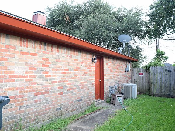 2nd image of 2411 Little John Ln