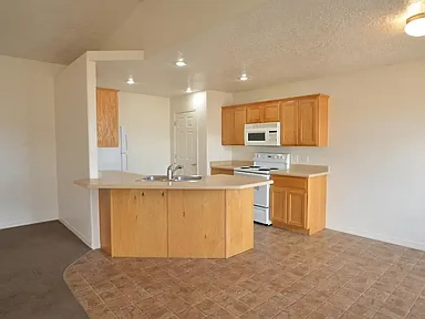 Single level Twinhome! — Photo 3