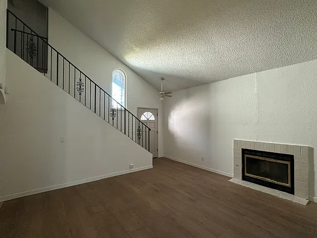 3 bed, 2.5 bath, 1401 sqft, $2,500 — Photo 4
