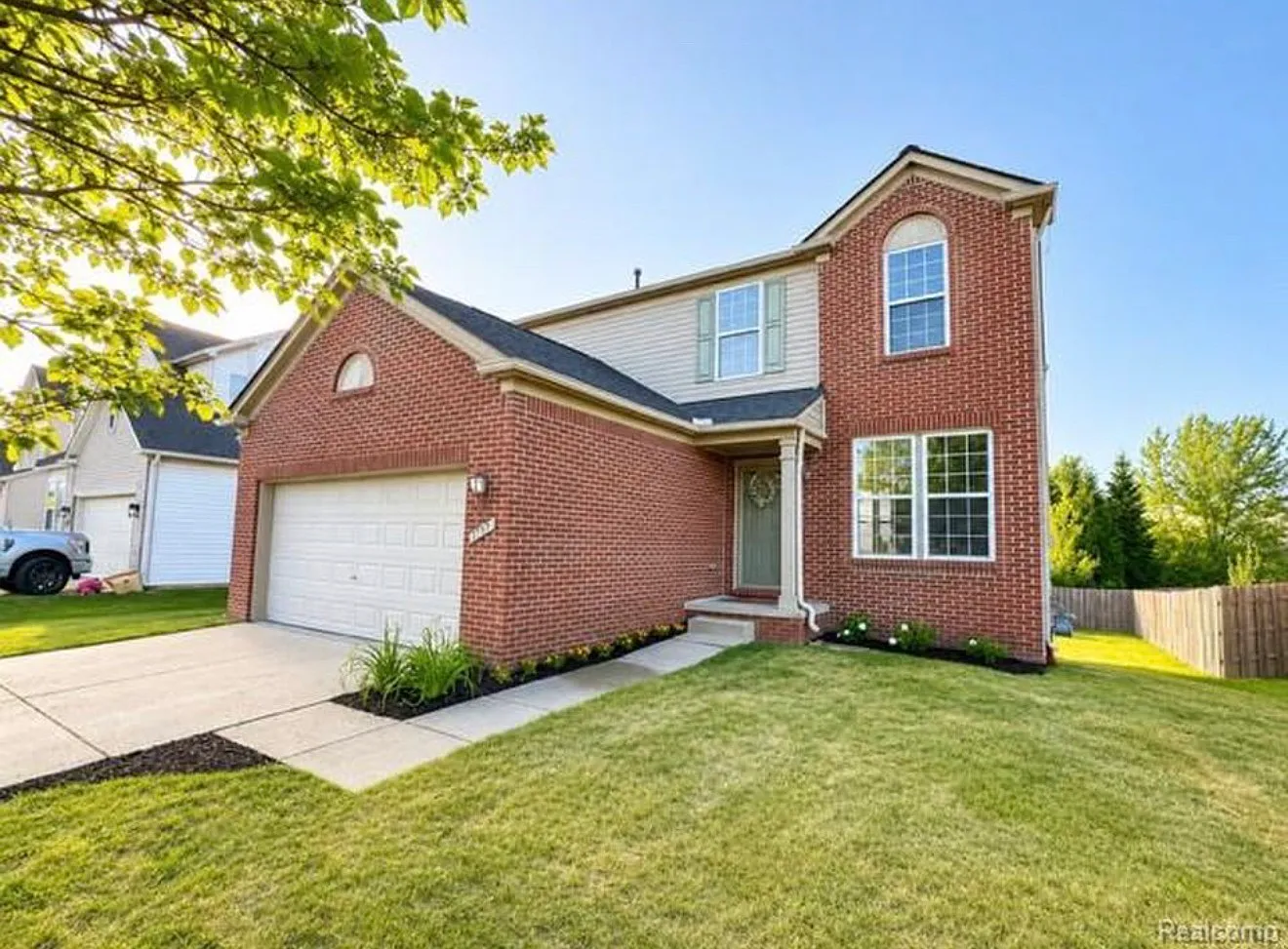 4 bed, 2.5 bath, 1850 sqft, $2,500 — Photo 2