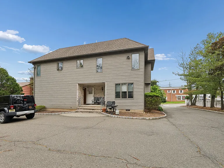 15 W Bradford Ave — Photo 2