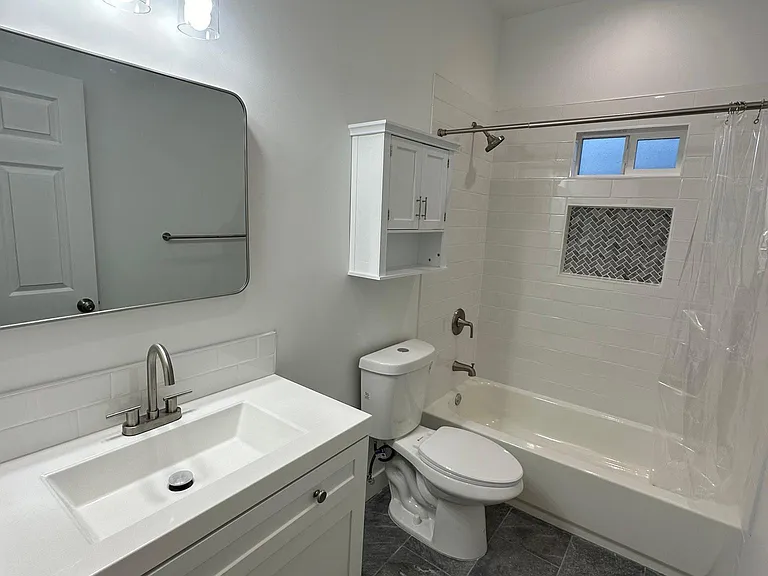 2nd restroom with bathtub.