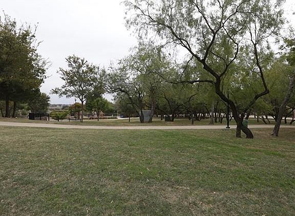 3rd image of 1122 Dentonshire Dr