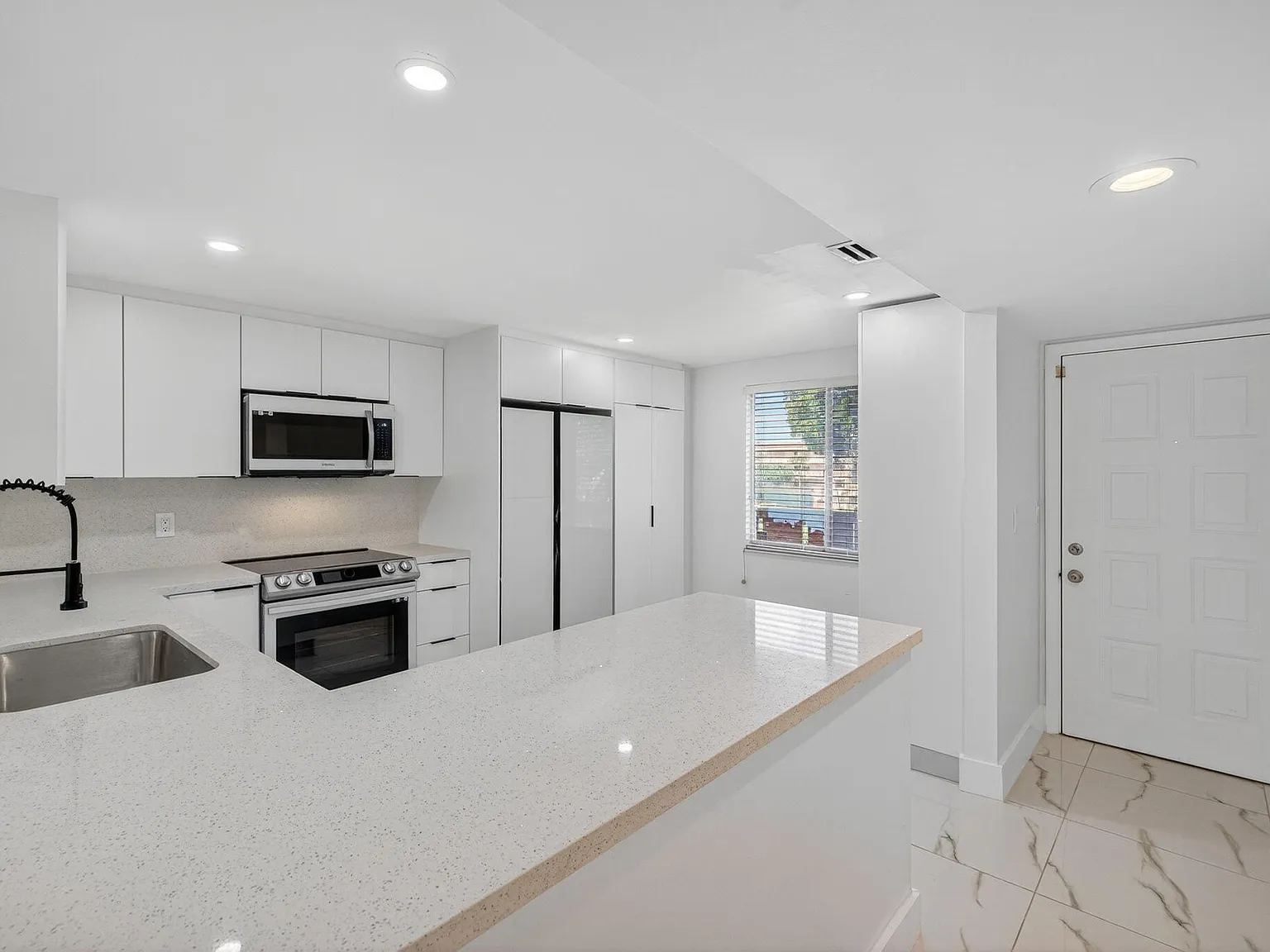 2 bed, 2.0 bath, 1070 sqft, $2,800 — Photo 2