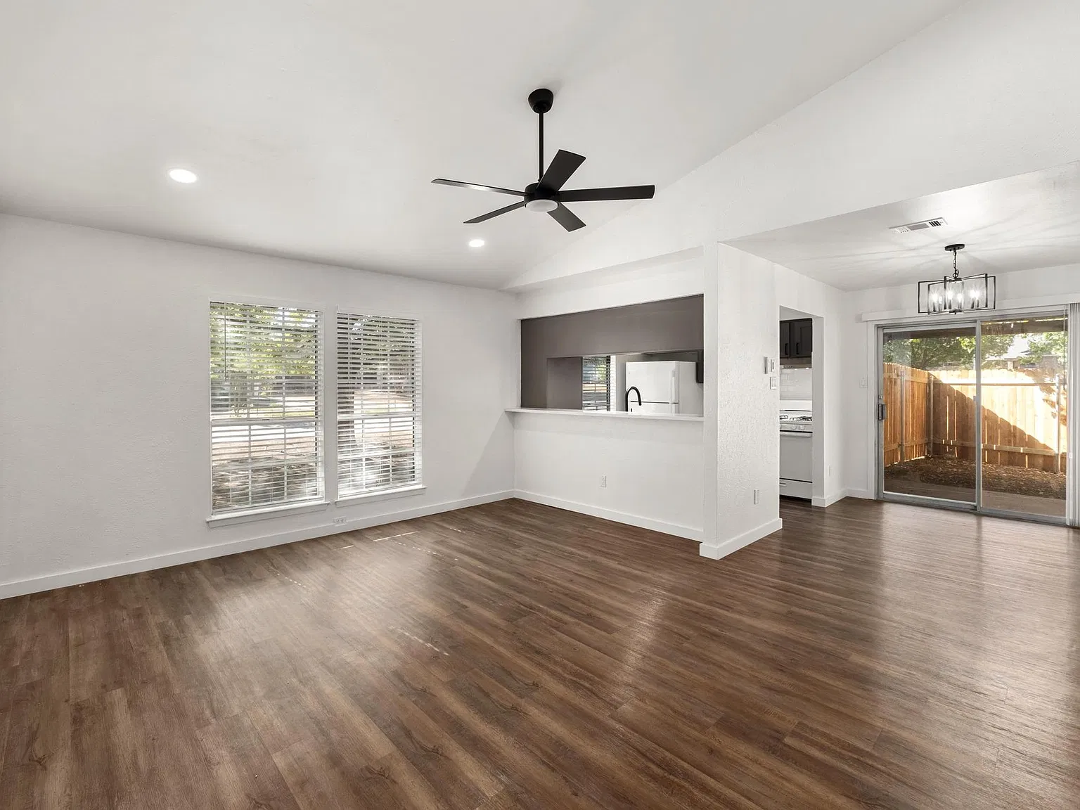 3 bed, 2.0 bath, 2070 sqft, $2,100 — Photo 3