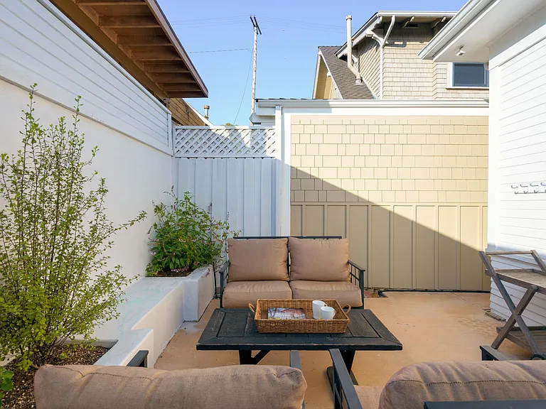 306 W De La Guerra St — Photo 22