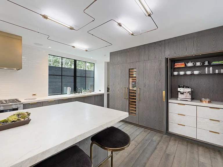 A luxurious kitchen, a chef's dream!