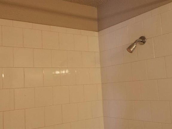 3rd image of 814 Cascade Dr