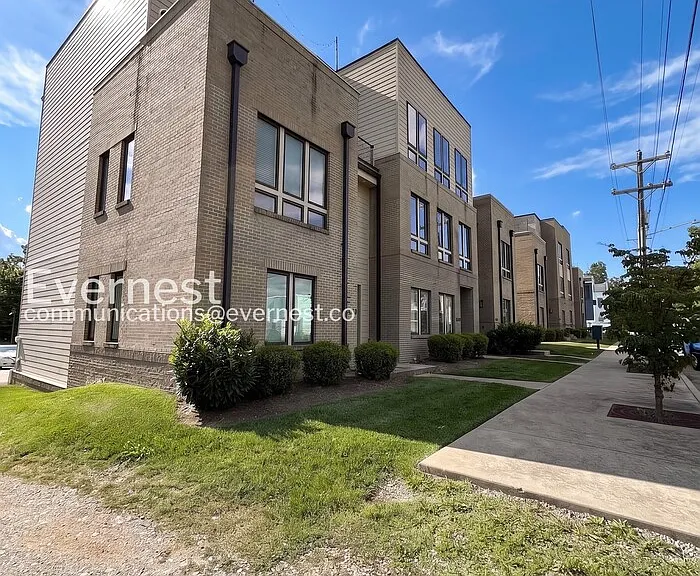 1302A Montgomery Ave — Photo 2