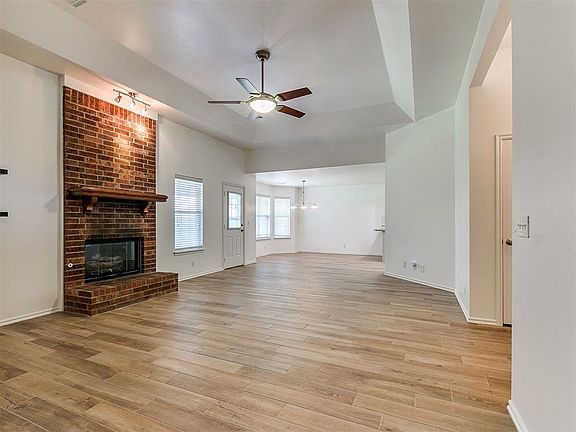 5th image of 409 NW 141st Cir
