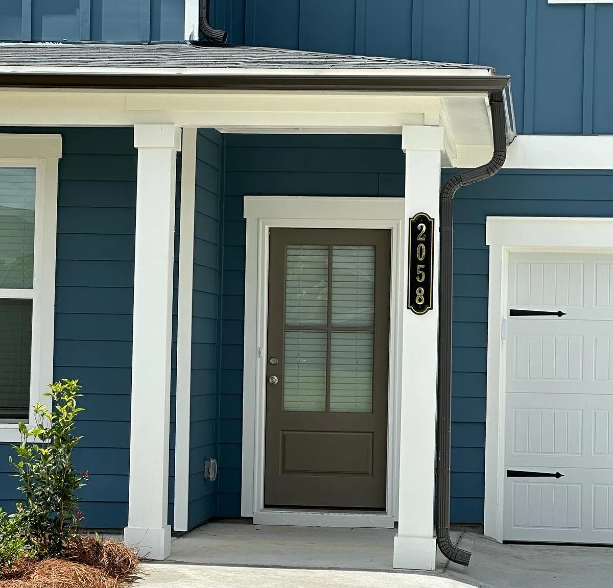 2058 Boxwood Cir — Photo 2