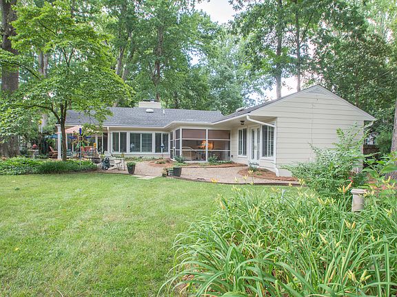 Charming Screened in Porch!