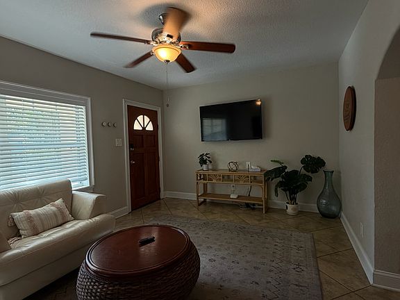 4th image of 1015 W Coral St