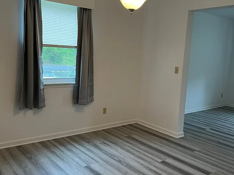 Dining Room (10'4"x 1' 3")
