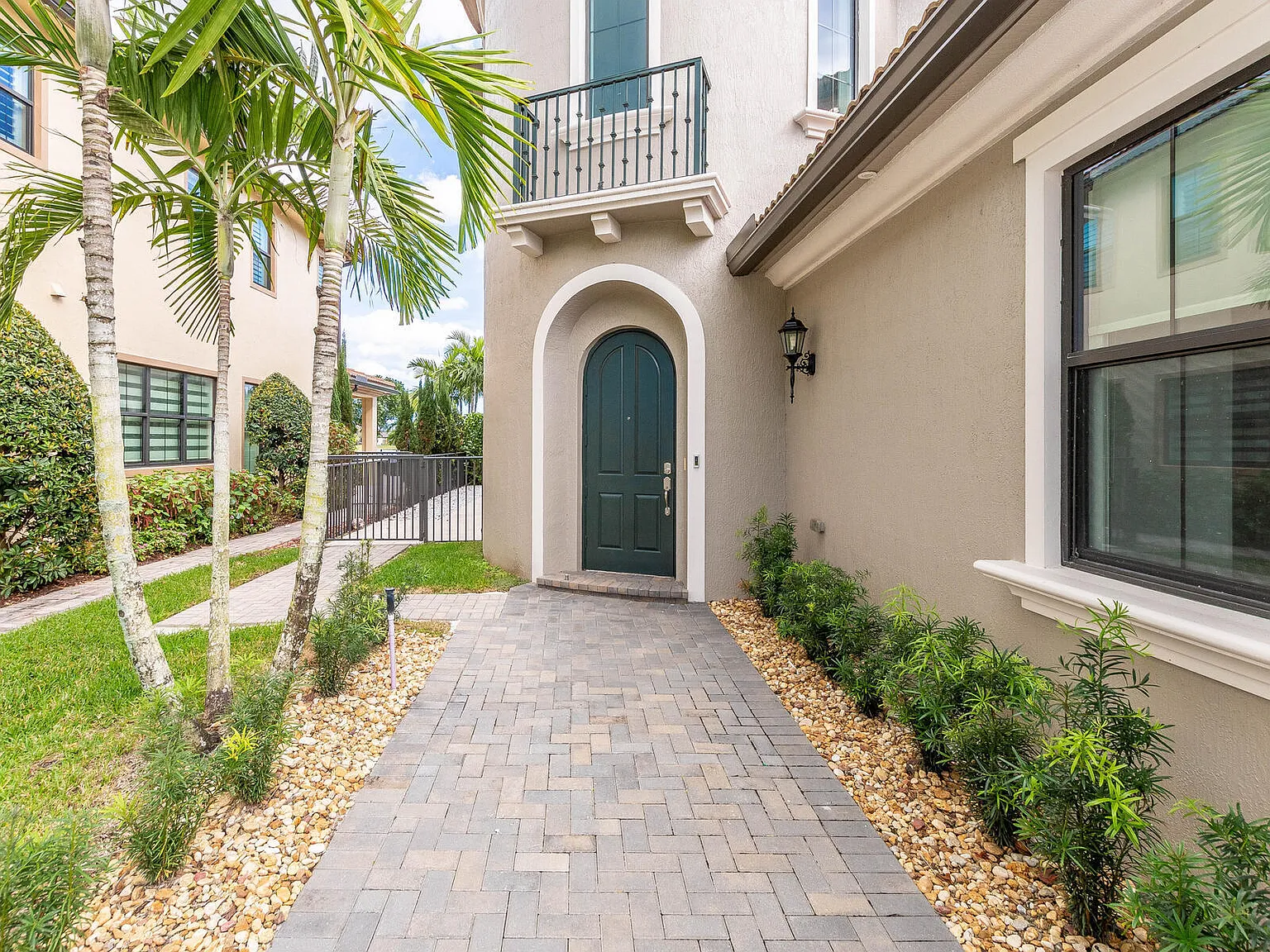 5 bed, 5.5 bath, 4046 sqft, $10,500 — Photo 3