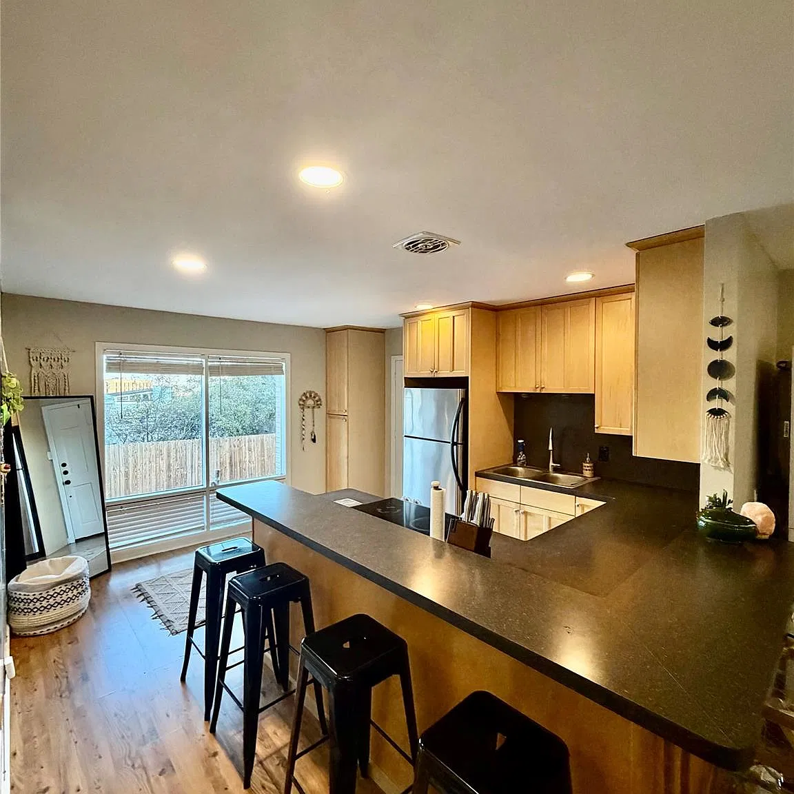 2 bed, 2.0 bath, 995 sqft, $1,900 — Photo 2