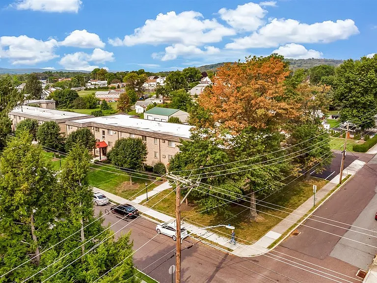 Pear Tree Court Apartments — Photo 17