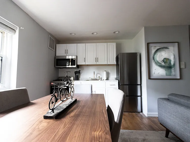 Lexington Garden Apartment — Photo 17