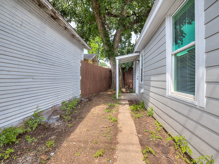 208 E Carson St — Photo 35