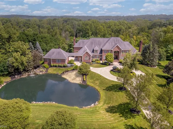 1107 River Woods Dr, Hinckley, OH 44233